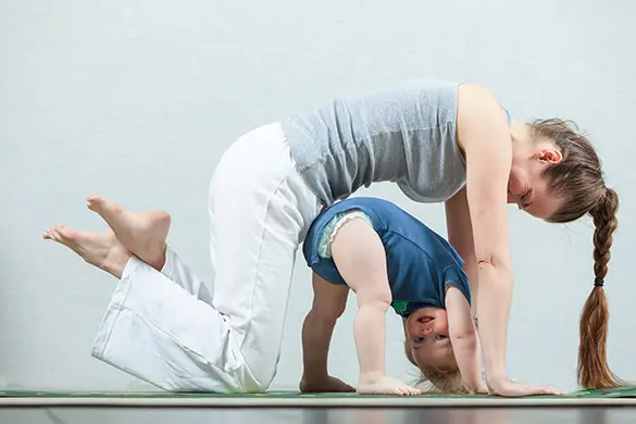 Yoga en familia mamas y bebes super yoguis